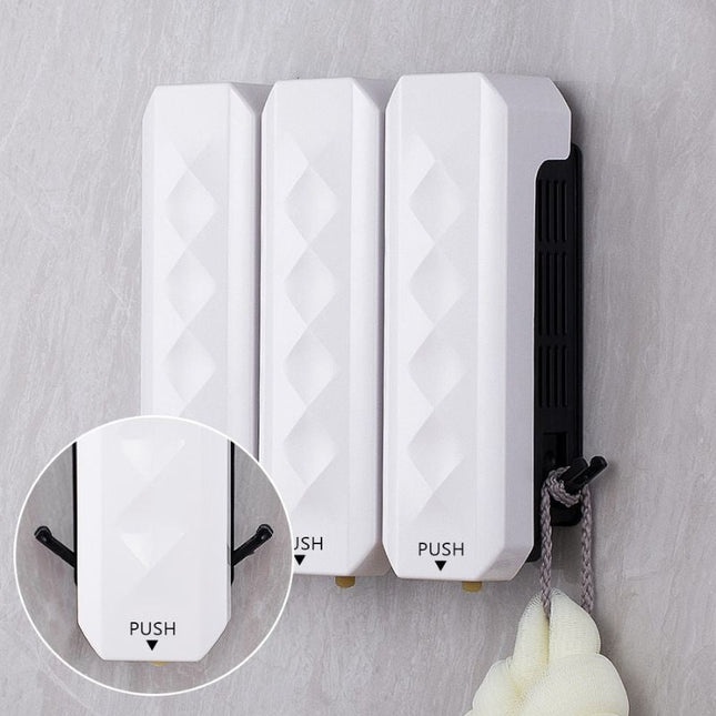 Bílý designový dávkovač mýdla na zeď