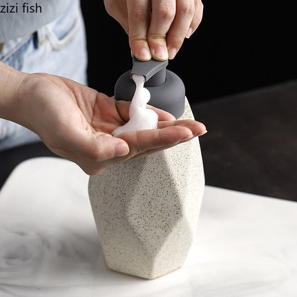 Geometrický keramický dávkovač na tekuté mýdlo