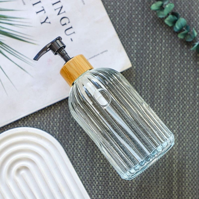 Černý žebrovaný dávkovač mýdla s bambusem